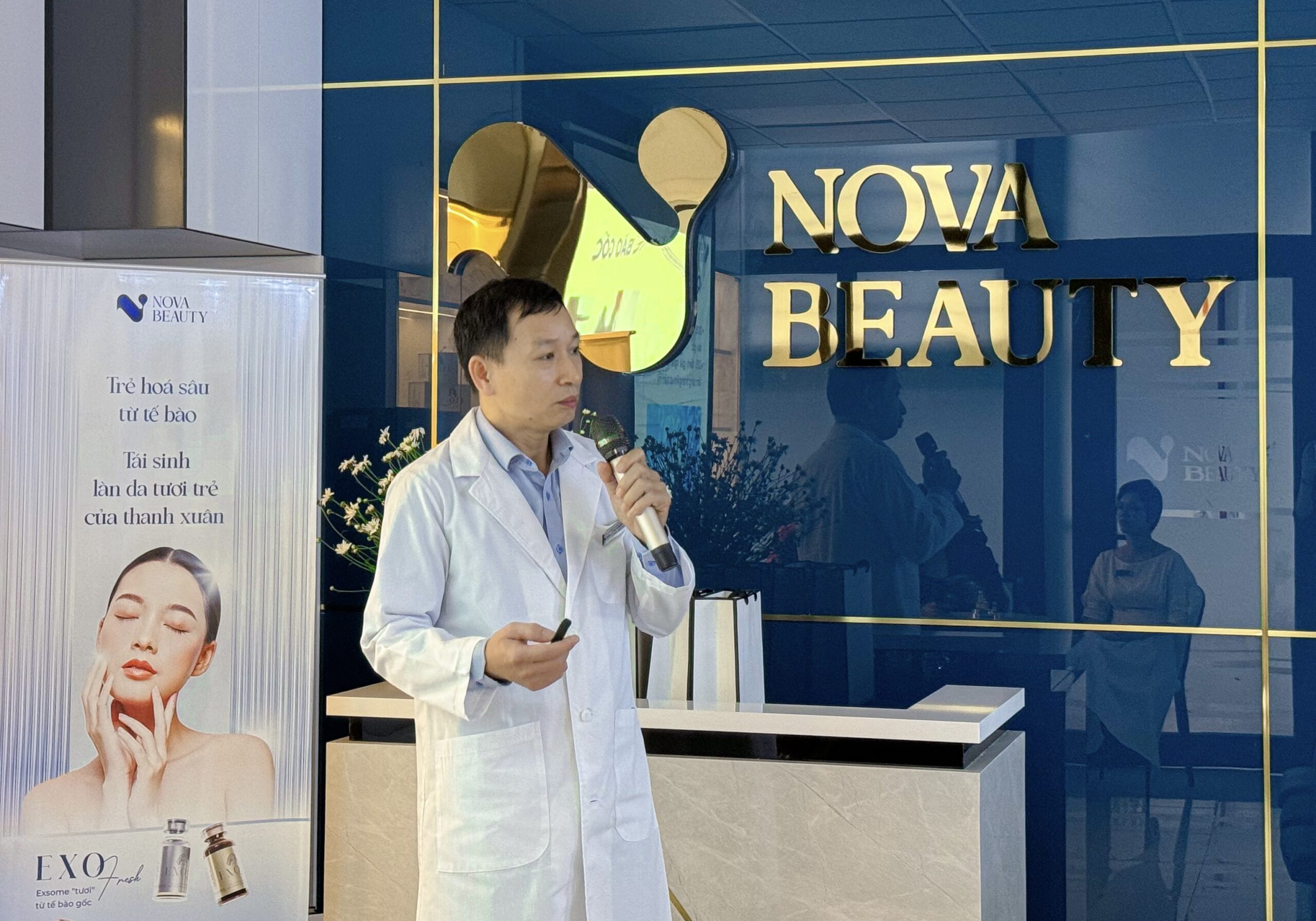 Mr. Nguyễn Lai Thành - PGS. TS Công nghệ tế bào gốc - Giám đốc Chuyên môn NovaBeauty đã trình bày cơ chế của tế bào gốc, exosome trong tái tạo trẻ hoá da