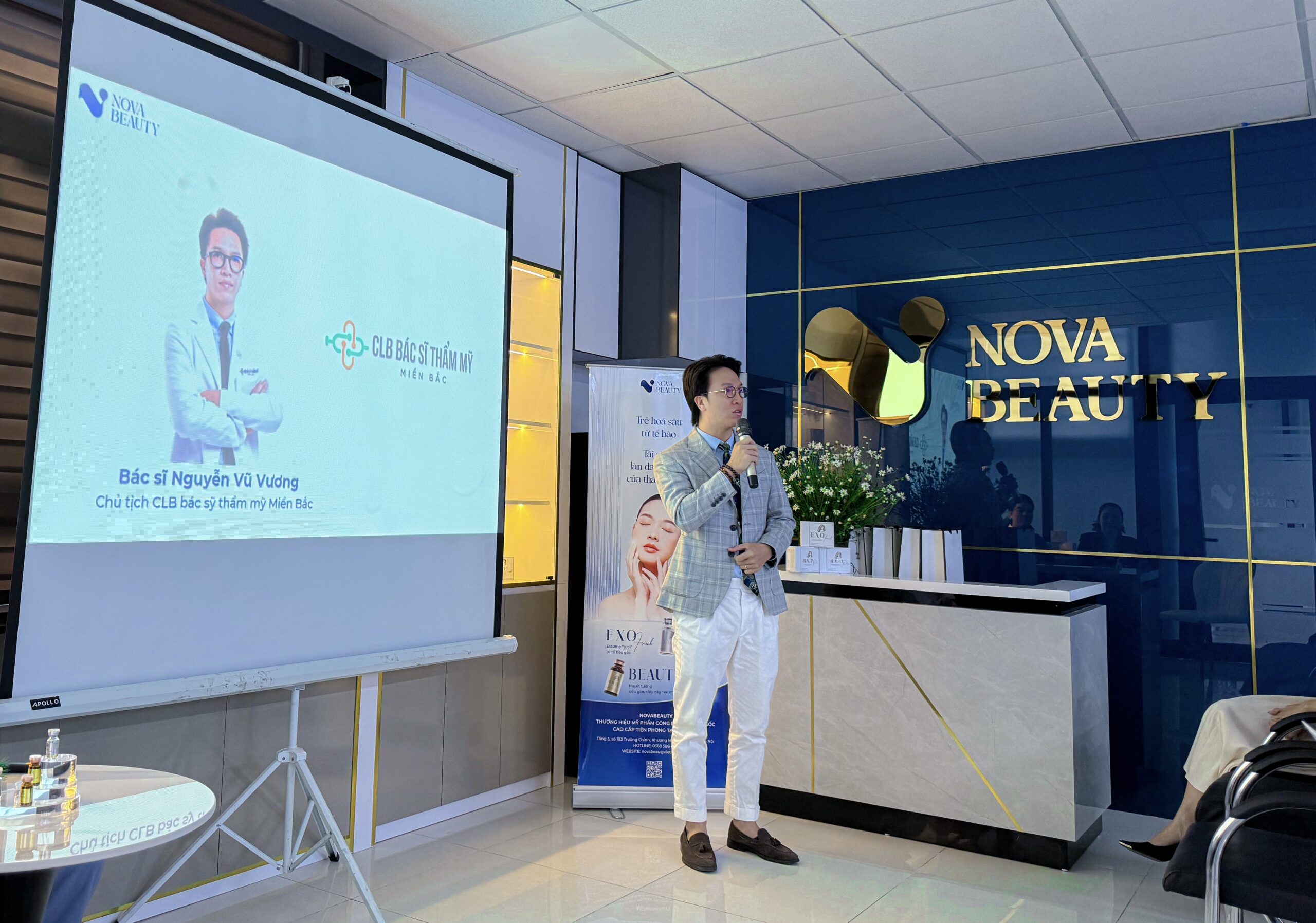 Bác sỹ Nguyễn Vũ Vương (chủ tịch CLB bác sĩ thẩm mỹ miền bắc) cũng đã lên sân khấu phát biểu khai mạc chương trình