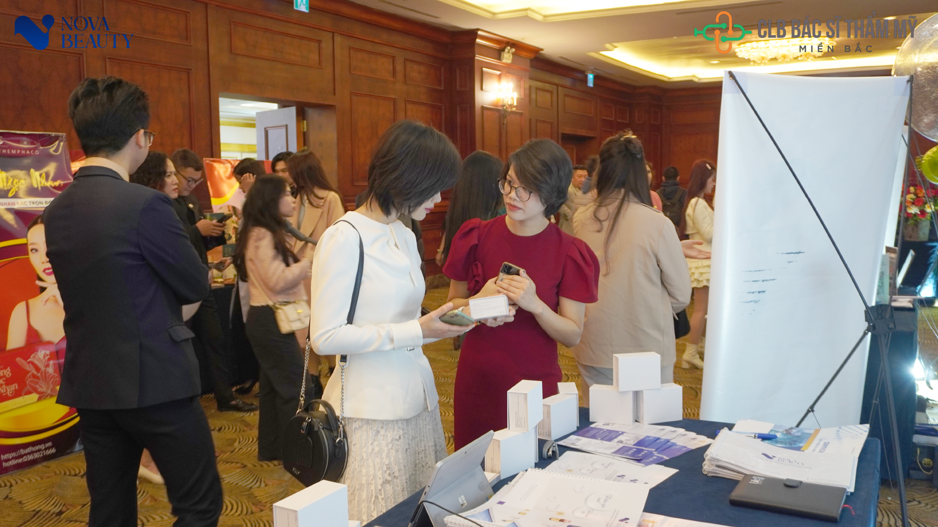 Nhiều bác sĩ, chủ Spa/TMV quan tâm tới gian hàng của NovaBeauty